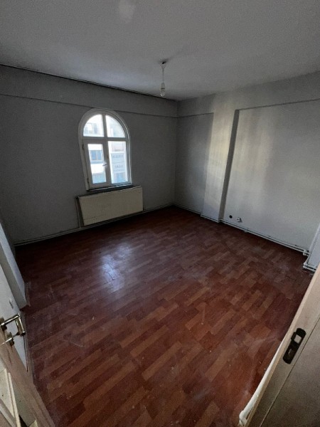 Binevler'de Metro'ya 2 Dk 2+1 Arakat Balkonlu Büyük Kiralık Daire
