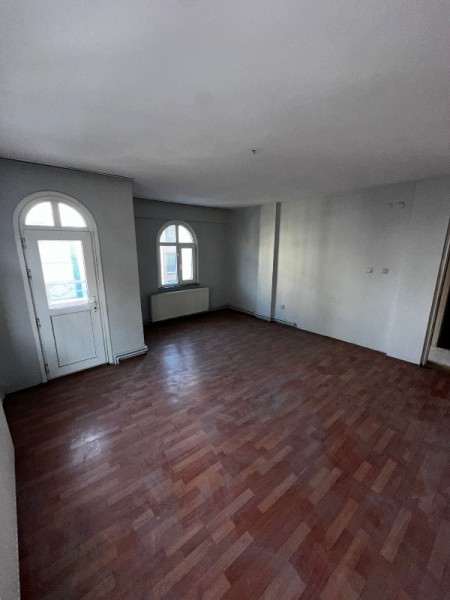 Binevler'de Metro'ya 2 Dk 2+1 Arakat Balkonlu Büyük Kiralık Daire