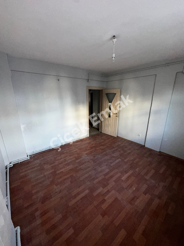 Binevler'de Metro'ya 2 Dk 2+1 Arakat Balkonlu Büyük Kiralık Daire