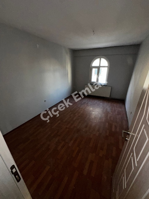 Binevler'de Metro'ya 2 Dk 2+1 Arakat Balkonlu Büyük Kiralık Daire
