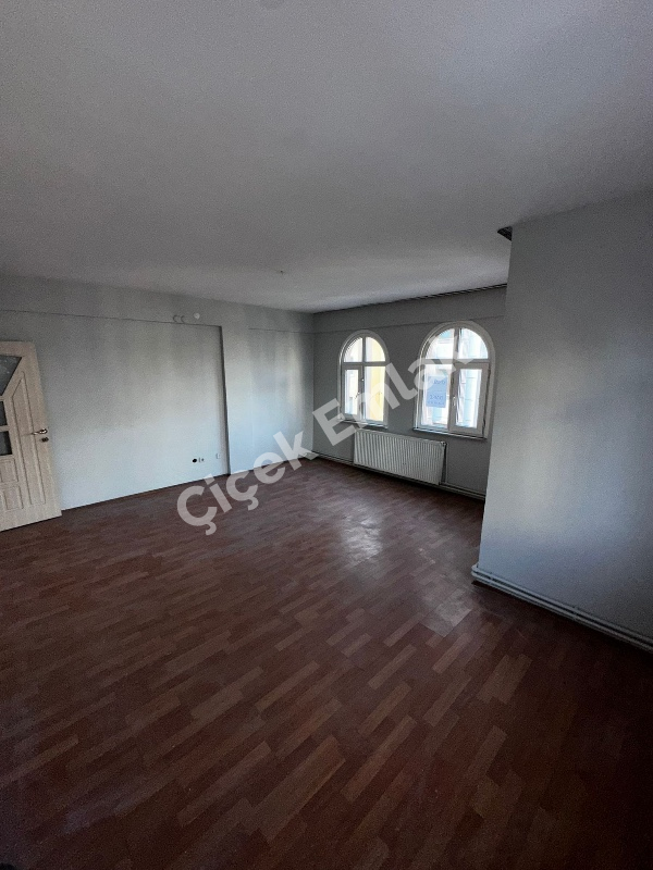 Binevler'de Metro'ya 2 Dk 2+1 Arakat Balkonlu Büyük Kiralık Daire