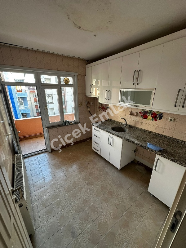 Binevler'de Metro'ya 2 Dk 2+1 Arakat Balkonlu Büyük Kiralık Daire