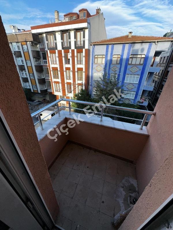 Binevler'de Metro'ya 2 Dk 2+1 Arakat Balkonlu Büyük Kiralık Daire
