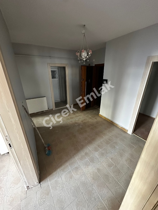 Binevler'de Metro'ya 2 Dk 2+1 Arakat Balkonlu Büyük Kiralık Daire