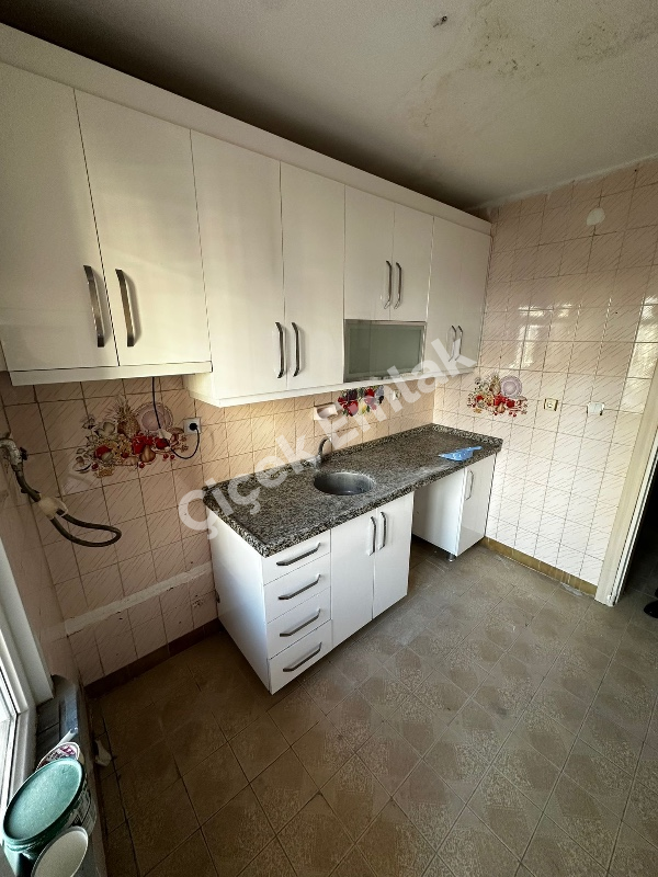 Binevler'de Metro'ya 2 Dk 2+1 Arakat Balkonlu Büyük Kiralık Daire