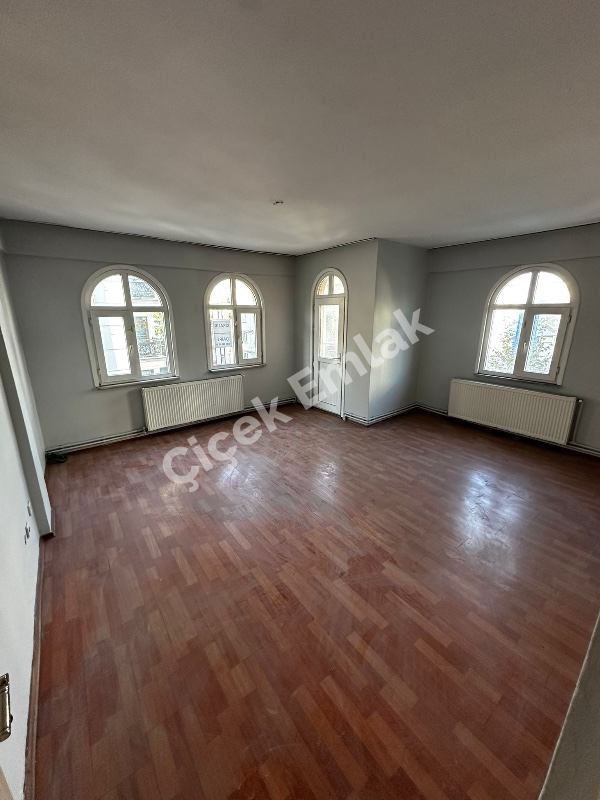 Binevler'de Metro'ya 2 Dk 2+1 Arakat Balkonlu Büyük Kiralık Daire