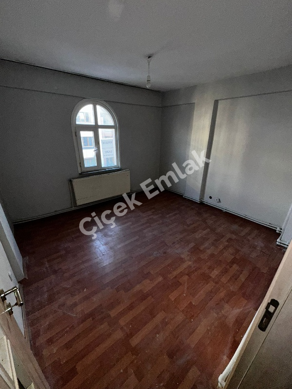 Binevler'de Metro'ya 2 Dk 2+1 Arakat Balkonlu Büyük Kiralık Daire