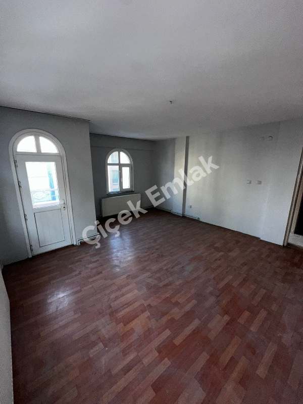 Binevler'de Metro'ya 2 Dk 2+1 Arakat Balkonlu Büyük Kiralık Daire