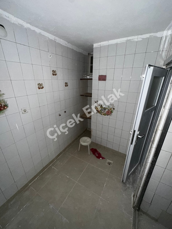 Binevler'de Metro'ya 2 Dk 2+1 Arakat Balkonlu Büyük Kiralık Daire