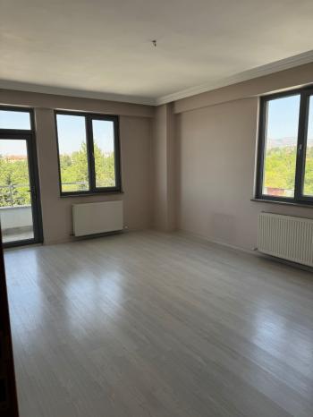 GÜVENAY - ÇORUM ÜÇTUTLAR AHÇILAR SOKAKLAR'DA GENİŞ LÜKS 4+1 KİRALIK DAİRE