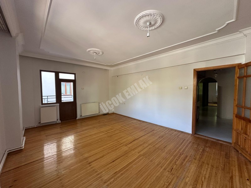 AFYON ÜÇOK EMLAKTAN ESENTEPE MAH KİRALIK 3+1 BAKIMLI TEMİZ DAİRE