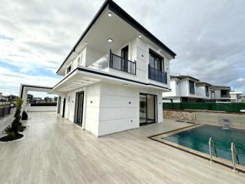 Didim Efeler Mahallesinde Satılık 4+1 Tam Müstakil Villa
