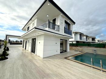Didim Efeler Mahallesinde Satılık 4+1 Tam Müstakil Villa
