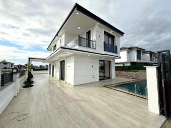 Didim Efeler Mahallesinde Satılık 4+1 Tam Müstakil Villa