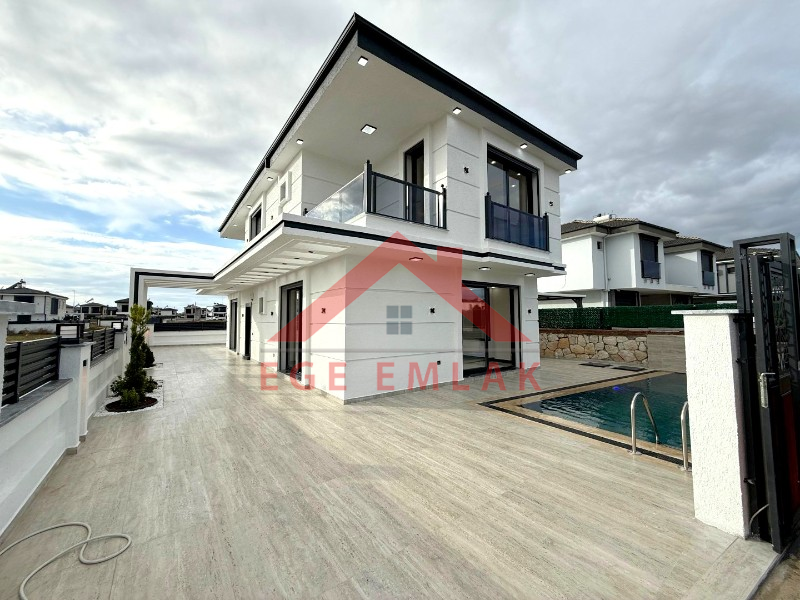 Didim Efeler Mahallesinde Satılık 4+1 Tam Müstakil Villa