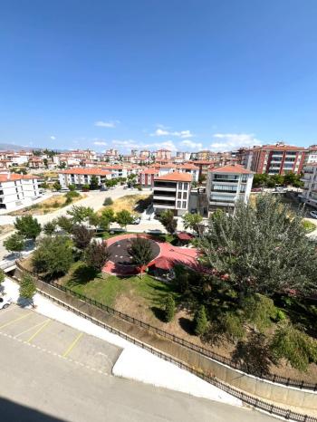 GÜVENAY - ÇORUM BAHÇELİEVLER M. AKİF ERSOY 1. CADDESİ  ÜZERİ SATILIK 3+1  DAİRE