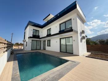 KKTC Girne Ozanköy Bölgesinde Satılık 4+1 Villa