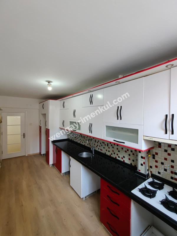 ÜSKÜDAR SELAMİALİ FISTIKAĞACINDA 3+1 SATILIK DAİRE