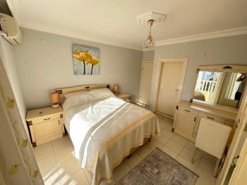 DİDİM ALTINKUM – ALTÜRK SİTESİNDE HAVUZ CEPHELİ EŞYALI 3+1 DUBLEKS