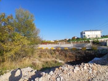 GÜVENAY - ÇORUM ÜÇTUTLAR  AYARIK BAĞLARI GİRİŞİ SATILIK VİLLA ARSASI 