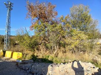 GÜVENAY - ÇORUM ÜÇTUTLAR  AYARIK BAĞLARI GİRİŞİ SATILIK VİLLA ARSASI 