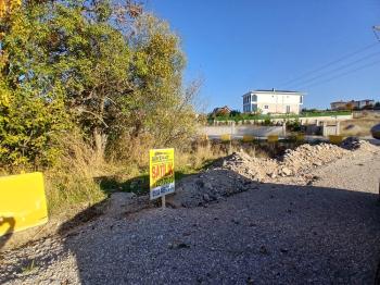 GÜVENAY - ÇORUM ÜÇTUTLAR  AYARIK BAĞLARI GİRİŞİ SATILIK VİLLA ARSASI 