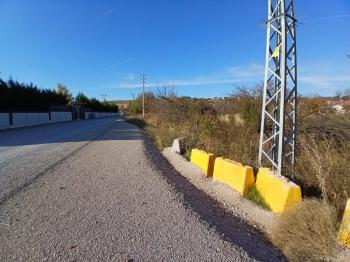 GÜVENAY - ÇORUM ÜÇTUTLAR  AYARIK BAĞLARI GİRİŞİ SATILIK VİLLA ARSASI 