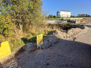 GÜVENAY - ÇORUM ÜÇTUTLAR  AYARIK BAĞLARI GİRİŞİ SATILIK VİLLA ARSASI 