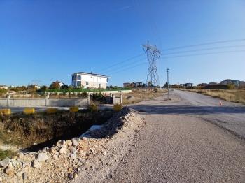 GÜVENAY - ÇORUM ÜÇTUTLAR  AYARIK BAĞLARI GİRİŞİ SATILIK VİLLA ARSASI 