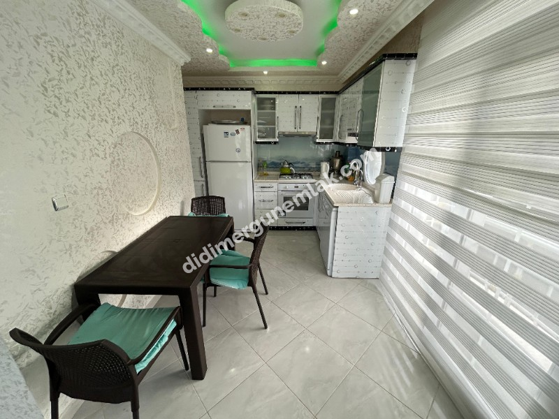 DİDİM ALTINKUM MAHALLESİNDE DENİZE YÜRÜME MESAFESİNDE ,DOĞA MANZARALI | HAVUZLU SİTEDE EŞYALI AYRI MUTFAKLI  SATILIK 2+1 DAİRE