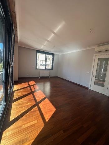 FENERBAHÇE SAHİL TARAFINDA PARKA BAKAN BİNADA 3+1 KİRALIK DAİRE