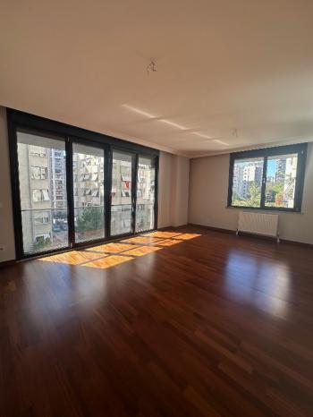 FENERBAHÇE SAHİL TARAFINDA PARKA BAKAN BİNADA 3+1 KİRALIK DAİRE