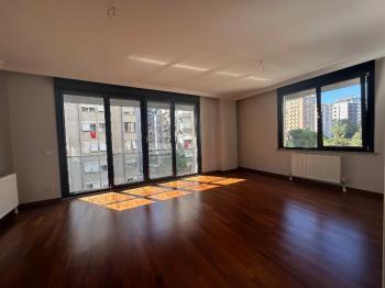 FENERBAHÇE SAHİL TARAFINDA PARKA BAKAN BİNADA 3+1 KİRALIK DAİRE