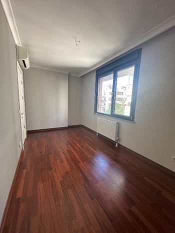 FENERBAHÇE SAHİL TARAFINDA PARKA BAKAN BİNADA 3+1 KİRALIK DAİRE