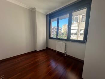 FENERBAHÇE SAHİL TARAFINDA PARKA BAKAN BİNADA 3+1 KİRALIK DAİRE