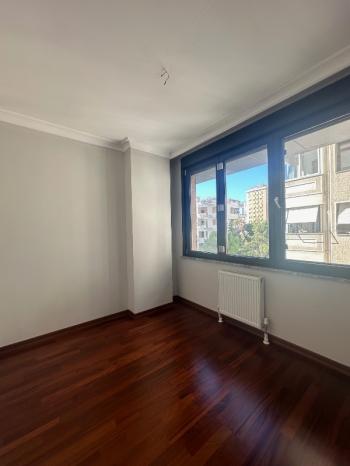 FENERBAHÇE SAHİL TARAFINDA PARKA BAKAN BİNADA 3+1 KİRALIK DAİRE