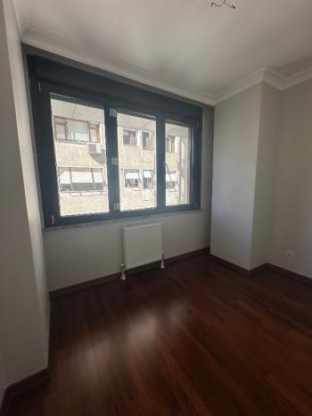 FENERBAHÇE SAHİL TARAFINDA PARKA BAKAN BİNADA 3+1 KİRALIK DAİRE