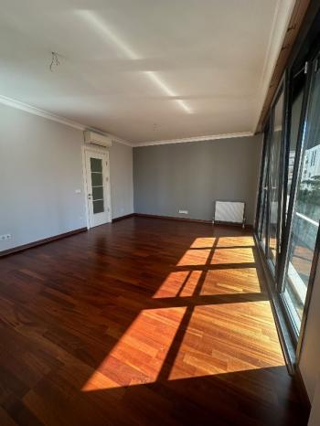 FENERBAHÇE SAHİL TARAFINDA PARKA BAKAN BİNADA 3+1 KİRALIK DAİRE