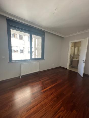 FENERBAHÇE SAHİL TARAFINDA PARKA BAKAN BİNADA 3+1 KİRALIK DAİRE