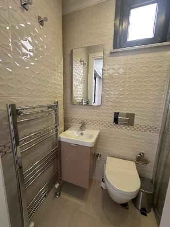 FENERBAHÇE SAHİL TARAFINDA PARKA BAKAN BİNADA 3+1 KİRALIK DAİRE