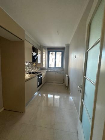 FENERBAHÇE SAHİL TARAFINDA PARKA BAKAN BİNADA 3+1 KİRALIK DAİRE