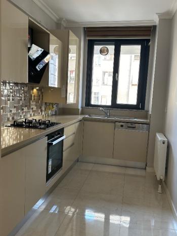 FENERBAHÇE SAHİL TARAFINDA PARKA BAKAN BİNADA 3+1 KİRALIK DAİRE