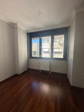 FENERBAHÇE SAHİL TARAFINDA PARKA BAKAN BİNADA 3+1 KİRALIK DAİRE