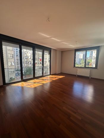 FENERBAHÇE SAHİL TARAFINDA PARKA BAKAN BİNADA 3+1 KİRALIK DAİRE