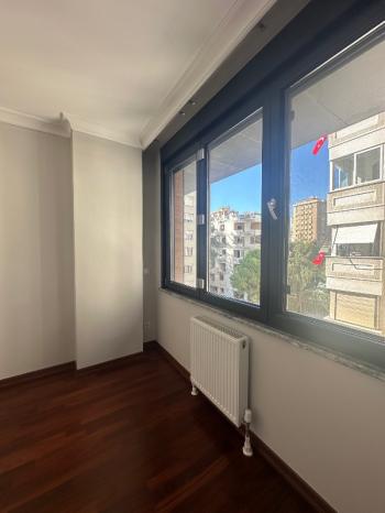 FENERBAHÇE SAHİL TARAFINDA PARKA BAKAN BİNADA 3+1 KİRALIK DAİRE