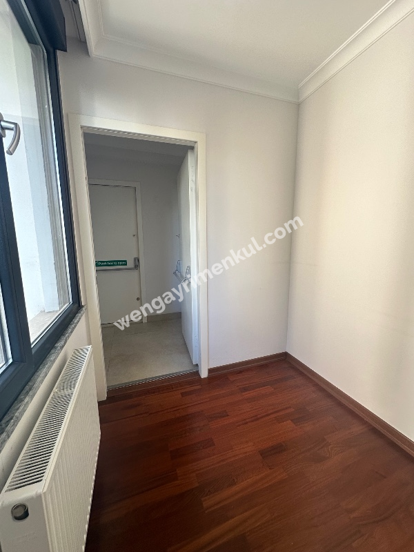 FENERBAHÇE SAHİL TARAFINDA PARKA BAKAN BİNADA 3+1 KİRALIK DAİRE