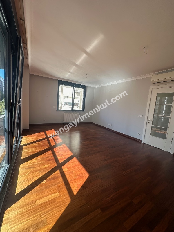 FENERBAHÇE SAHİL TARAFINDA PARKA BAKAN BİNADA 3+1 KİRALIK DAİRE