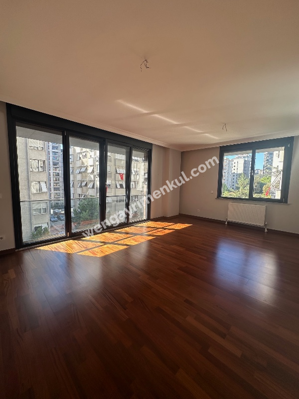 FENERBAHÇE SAHİL TARAFINDA PARKA BAKAN BİNADA 3+1 KİRALIK DAİRE