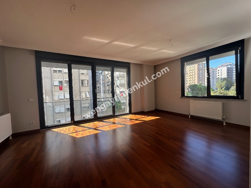 FENERBAHÇE SAHİL TARAFINDA PARKA BAKAN BİNADA 3+1 KİRALIK DAİRE