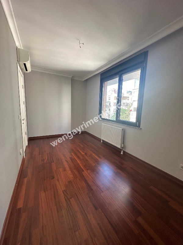 FENERBAHÇE SAHİL TARAFINDA PARKA BAKAN BİNADA 3+1 KİRALIK DAİRE